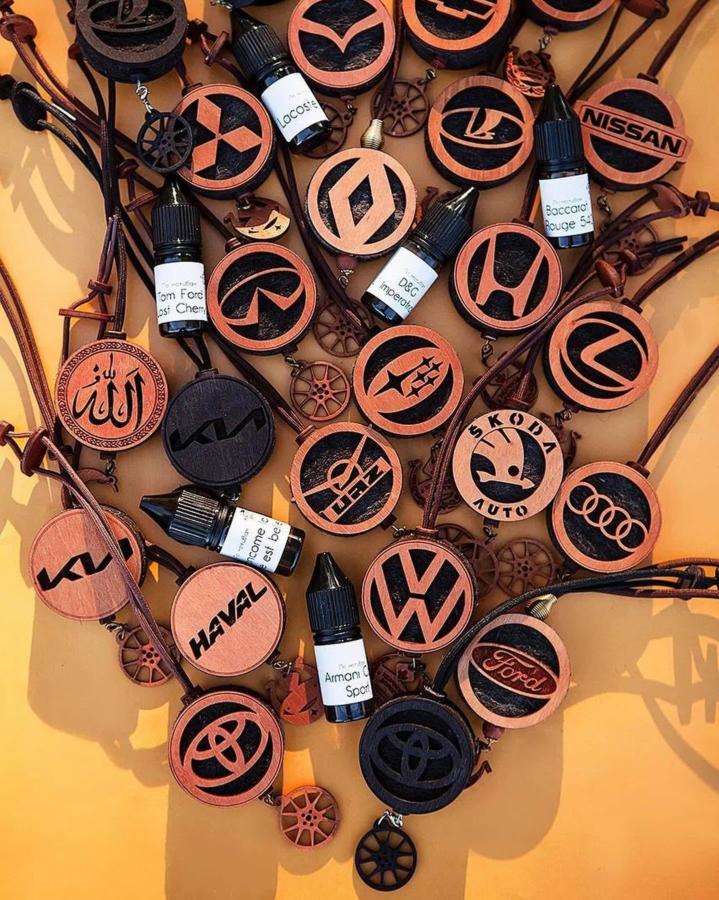 Prívesok do auta z prírodnej plsti a dreva – detailný záber