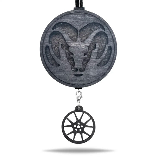 Vonný prívesok Dodge v čiernej farbe