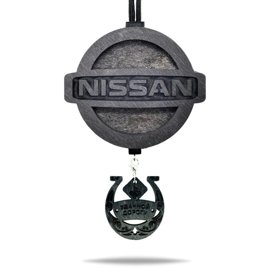 Vonný prívesok Nissan v čiernej farbe